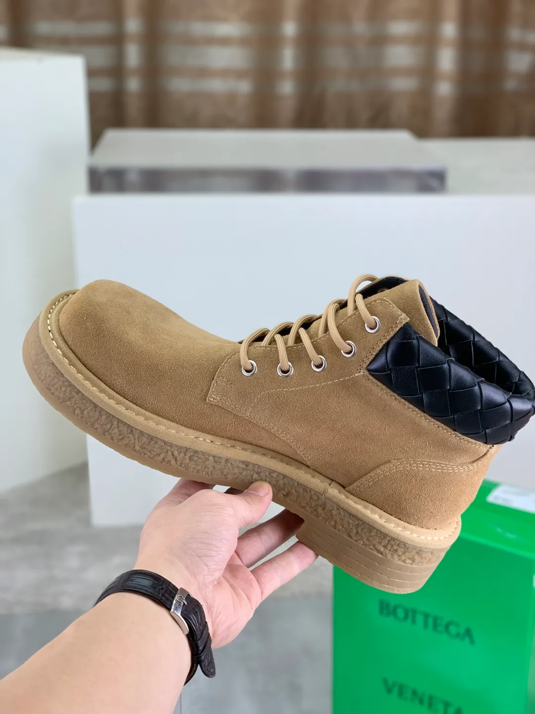 Men's men's shoes 💰P740 New model 💰 Top quality (beef tendon outsole series) 💎💎💎 BOTTEGA VENETA official website synchronizes the latest model, top version of the market's highest version of BV business leather shoes, accept material comparison, shoe type comparison, process comparison, practical and texture, versatile, suitable for any occasion, the more you look at it, the more flavorful it becomes. Pure hand-woven craftsmanship - upper material, imported original hand-woven calfskin - high-quality water-dyed sheepskin lining - original private model customized beef tendon outsole -Size: female 35-39 (34 40 customized) male 39-44 (38 45 customized) Comes with original BV green box, complete packaging.